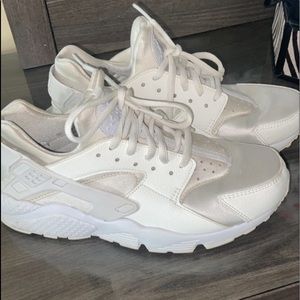 White Nike woman size 9